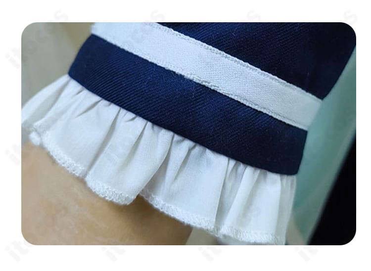 桜庭ローラ 四ツ星学園 制服の袖口ディテール。装飾の造形と縫製の丁寧さが伝わるクローズアップ。