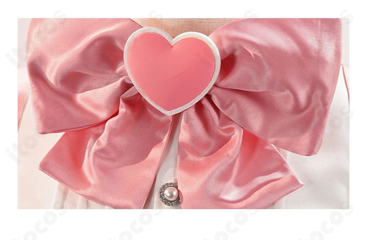 マジアマゼンタ衣装のハート型リボン装飾のクローズアップ。立体感と仕立ての細部が見える。
