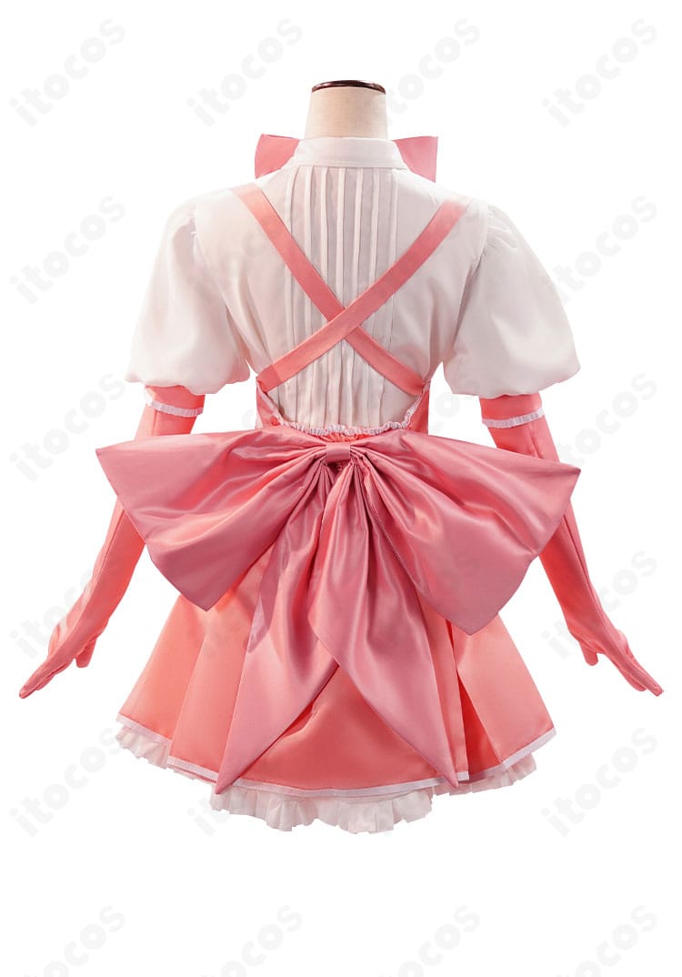 花菱はるか マジアマゼンタ衣装の背面。大きな蝶結びと背部ラインの再現が確認できるカット。