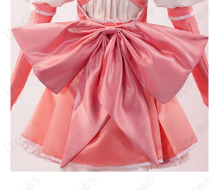 マジアマゼンタ衣装の背面蝶結びディテール。リボンのボリュームと結び目の仕上がりを強調。