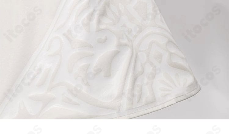 裾の装飾ディテール。ロングコート特有のドレープ感と縁の意匠が映える画像。