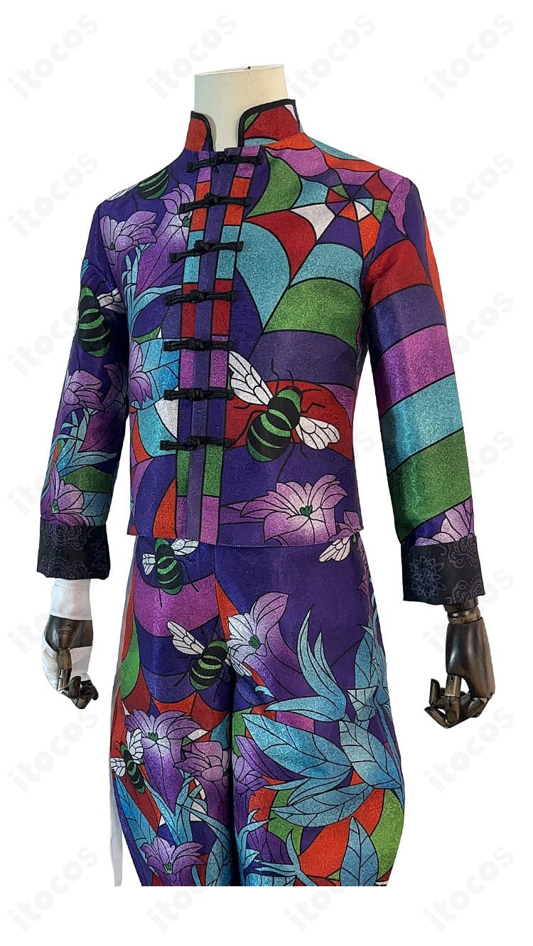 上衣の刺繍・装飾ディテール接写。アクセントの配置と縫製の整いが再現度を高めるポイント。