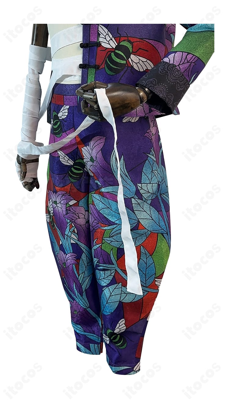 パンツと腕の包帯装飾の接写。包帯の質感とボトムのシルエットが確認できる実用的なディテール画像。