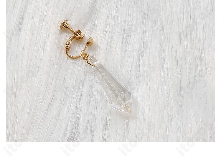 耳飾りのクローズアップ。コーデのポイントとなるアクセサリーの質感が分かる画像