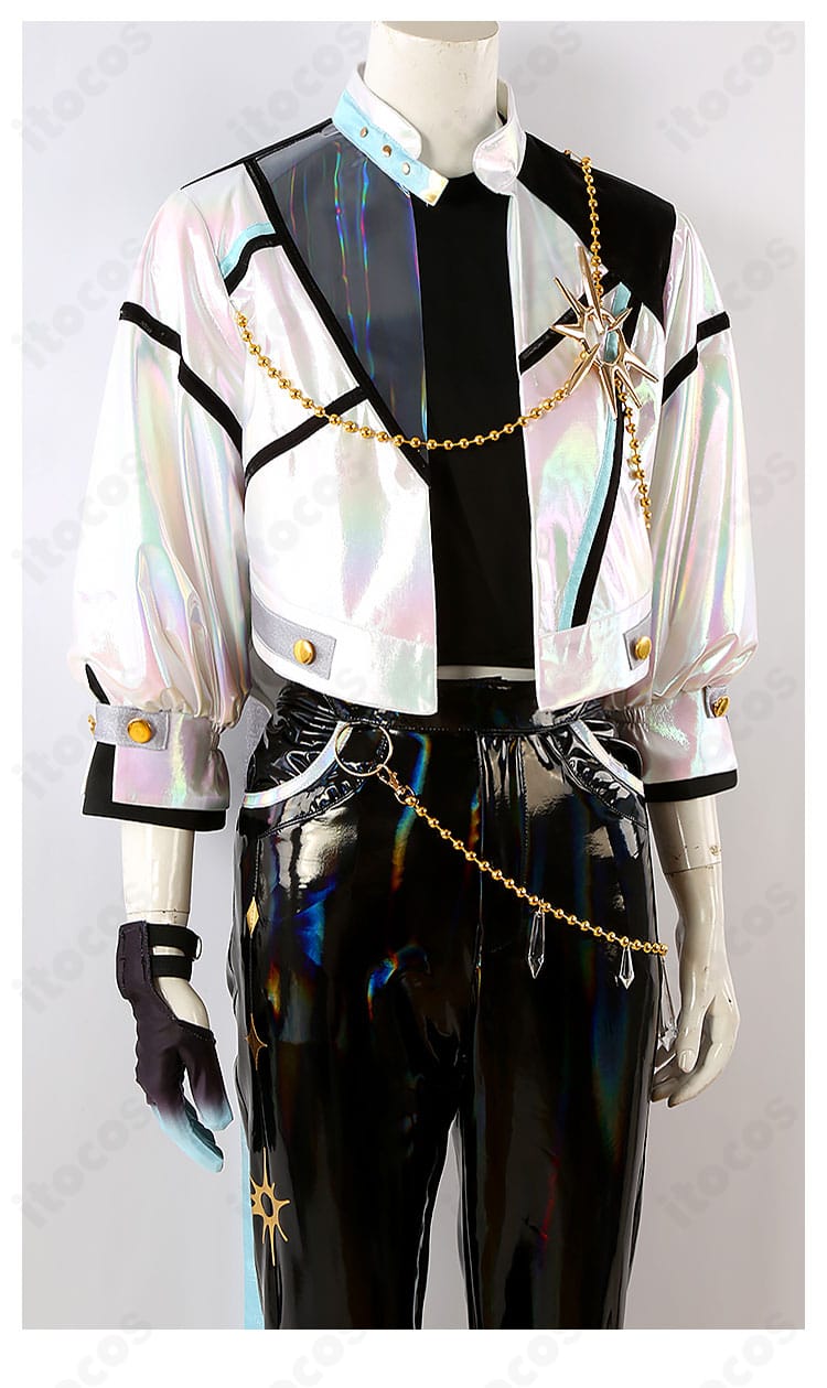 コスプレ衣装の装飾クローズアップ。チェーンや刺繍風意匠の質感が分かる画像