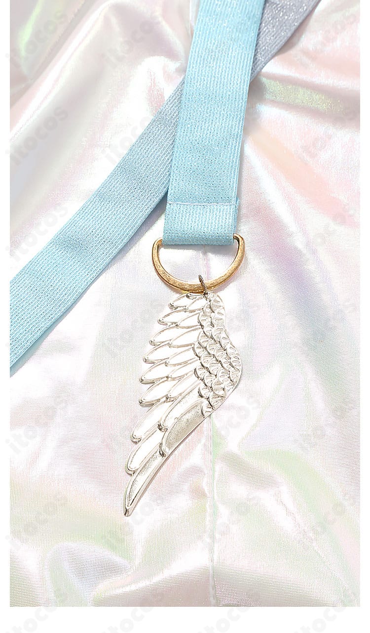 右側の装飾帯と羽翼アクセサリーの近接画像。幻想的なアクセントを強調した写真