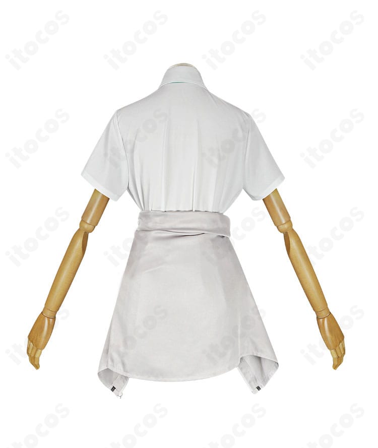 コスプレ衣装の背面。コートの背面シーム、裾の落ち感、背中のフィット感が確認できる角度の写真。