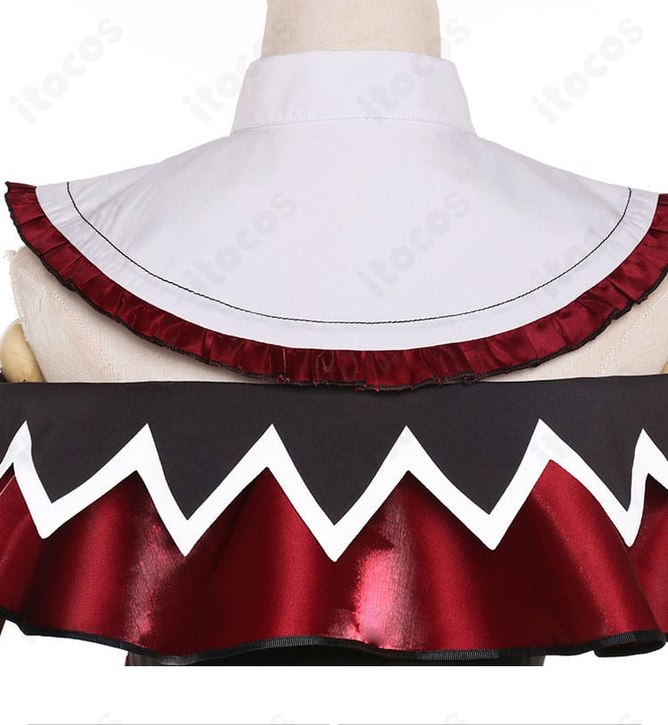 披肩と背面装飾の近景。精巧な縫製と配置で完成度を高めたポイント。