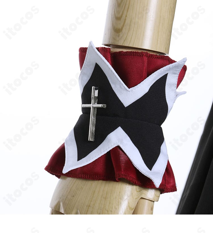 手首飾りのクローズアップ。レイヤード感のあるアクセで世界観を強化。