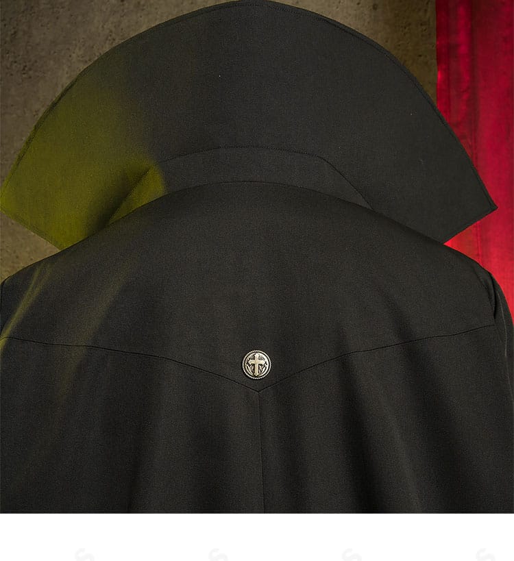 背面装飾の接写。コート背面のデザインポイントとウエスト位置を確認できる。