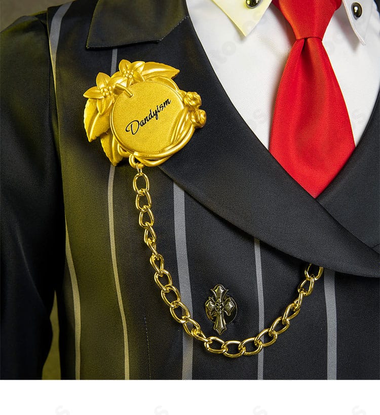 衣領部分の装飾アップ。ラペルと縁取りの表現でクラシック感を演出。