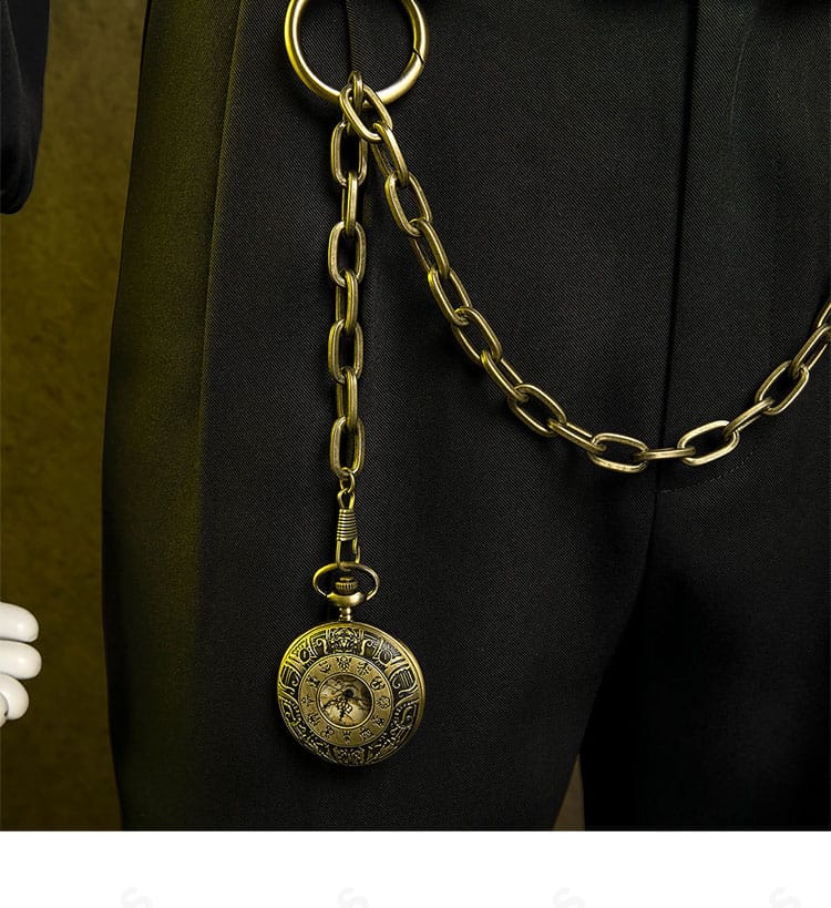 懐中時計アクセサリーの細部。チェーンの取り回しとトップの質感が分かる。