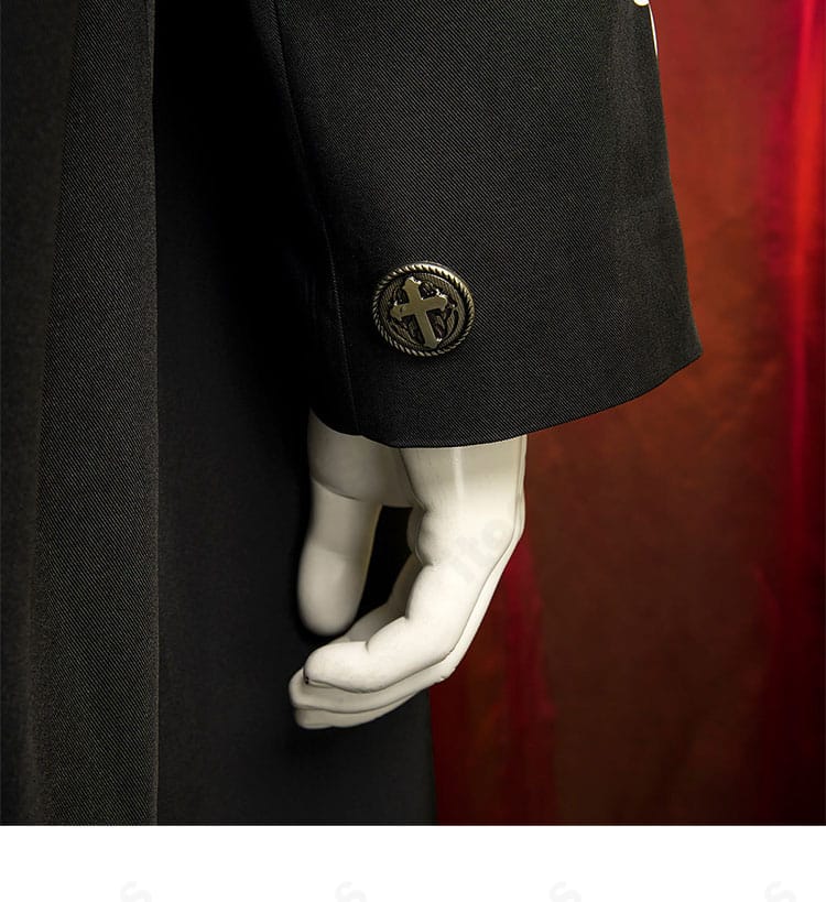 袖口ディテールの接写。カフス周りの装飾と縫製の見え方を示す。