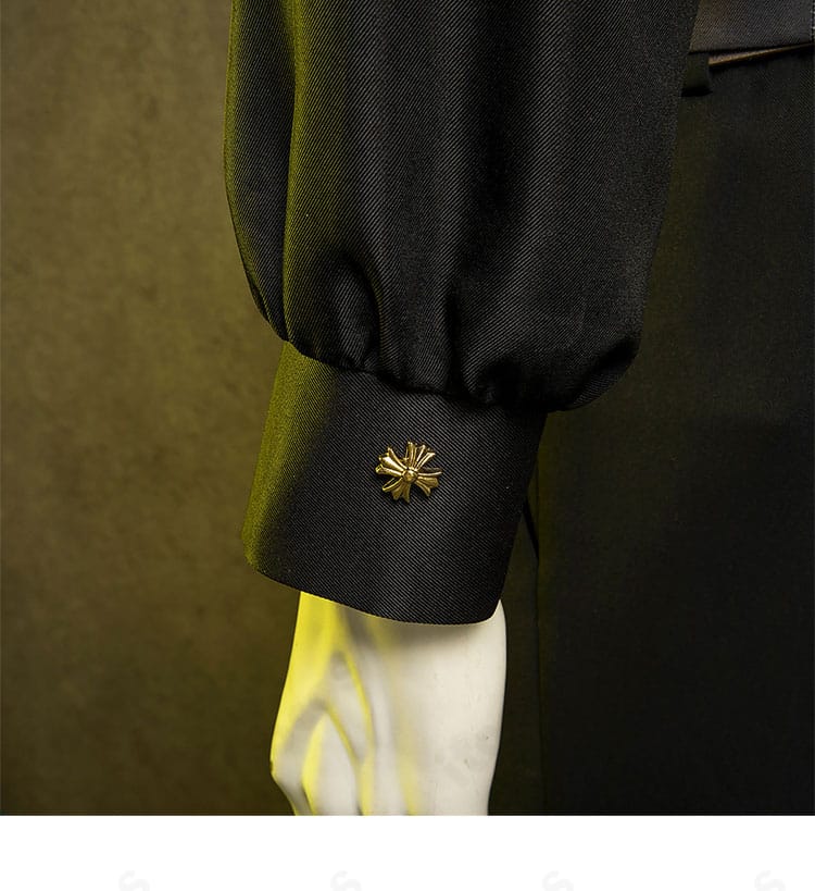 シャツ袖口の装飾ディテール。カフスとボタンの配置でフォーマルさを補強。