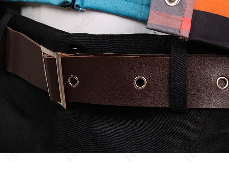 腰帯のクローズアップ。バックル風意匠とステッチ、装飾パーツの配置と質感を示す画像。