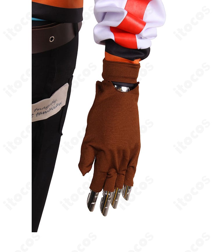 手袋の装飾ディテール。手首飾りとのコーディネートと素材感、フィット感の様子。