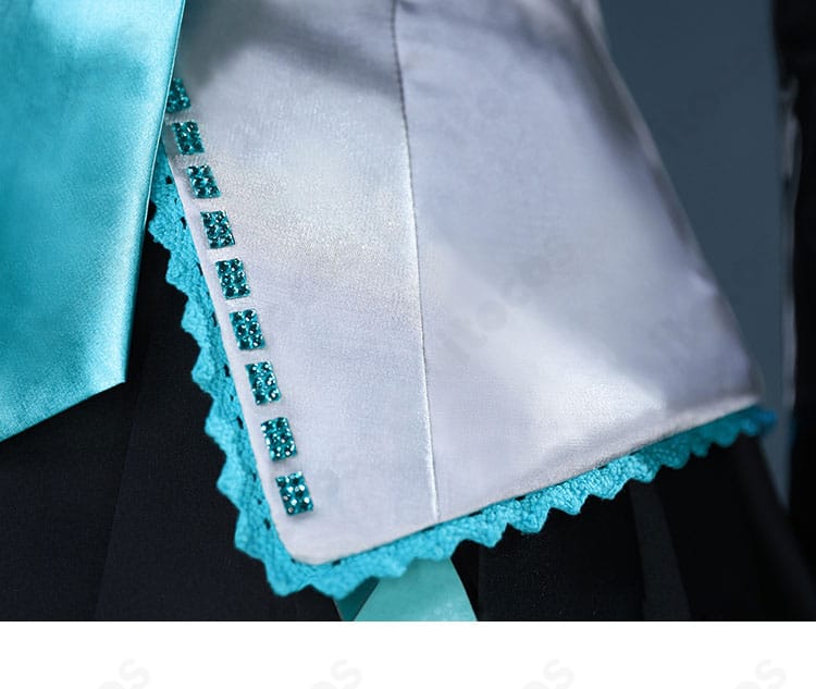 トップス裾の装飾ディテール。コントラストの効いた配色と端正な処理が分かるヘムラインのアップ。