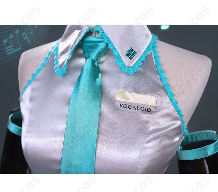 ネクタイと襟元の装飾ディテール。ターコイズのネクタイとシャープな襟ライン、ステージ映えする質感を確認できるクローズアップ。