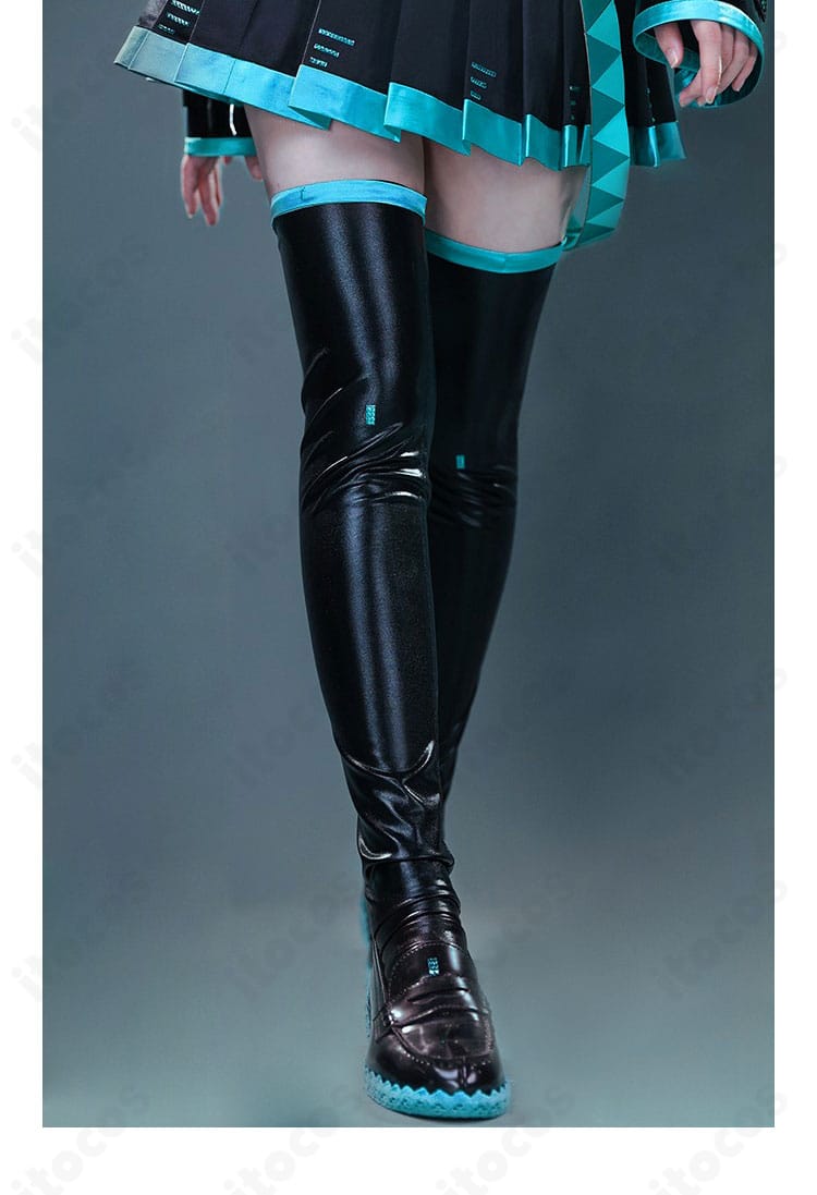 ブーツ想定の装飾パーツ詳細。足元コーデに合わせやすい意匠を示すディテールショット（衣装との組み合わせ例）。