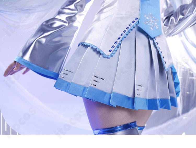 スカート装飾の近接。雪結晶モチーフとパネルの切り替えが分かる写真。