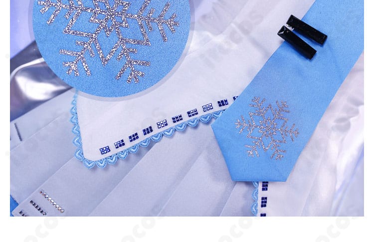 雪ミク2010コスのネクタイ装飾。結晶風デザインと色味のコントラストを示すアップ画像。