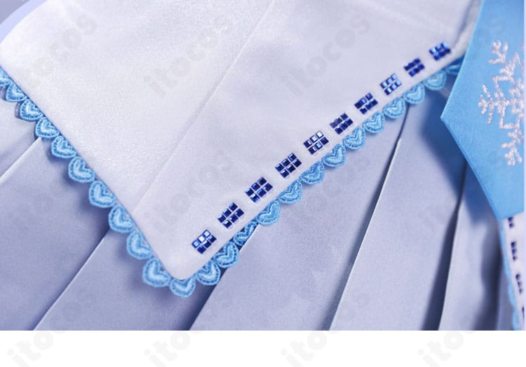 衣装の裾ディテール。雪のテーマに合わせた縁取りと繊細なデザインを示すカット。