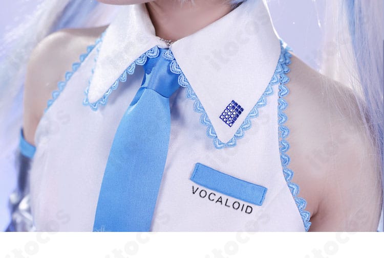 雪ミク2010コスの襟ディテール。精緻な装飾と縁取りが見える近接写真。