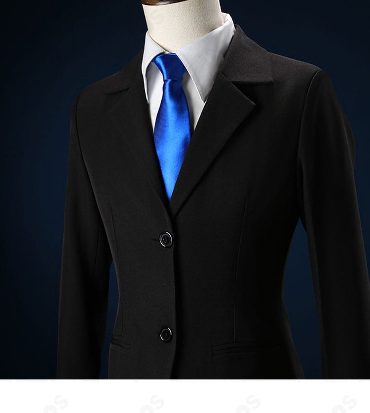 襟元・ネクタイ周辺のディテール。シャツの襟形とネクタイの幅、結び目の立体感を確認できる。