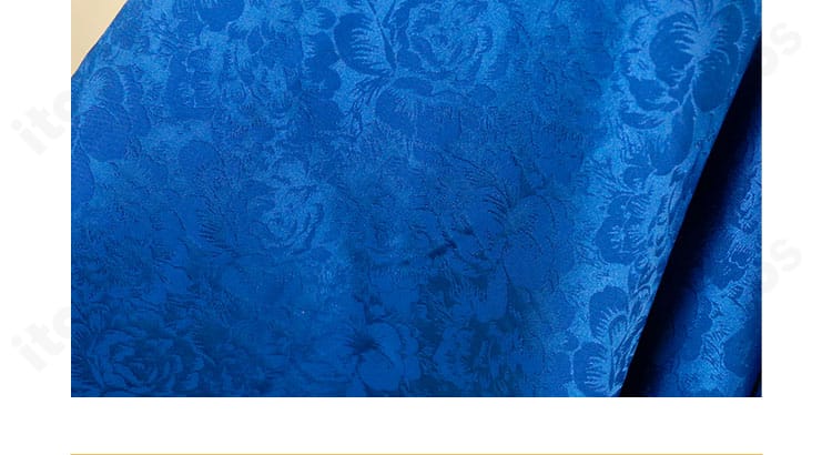 衣装の図案装飾の接写。柄の配置と刺繍の立体感で梨花妃らしい上品さを表現した一枚。