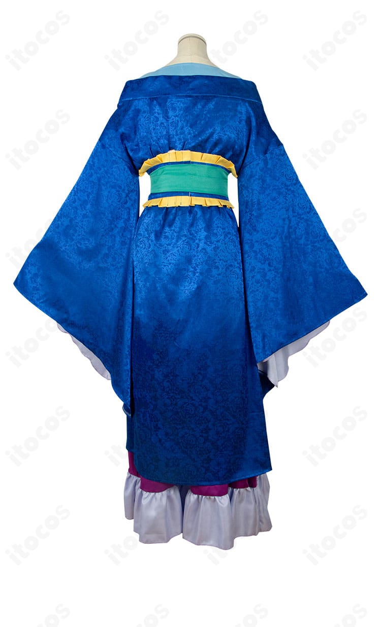 梨花妃コスプレ衣装の背面ビュー。披帛の流れと全体シルエット、バックスタイルの重なりが見える画像。