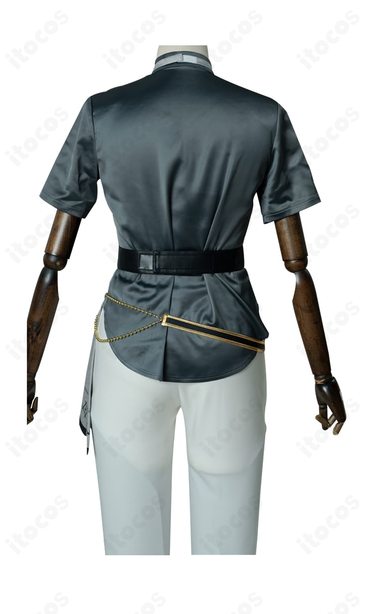 インナー半袖シャツの背面ディテール。首元から裾までの装飾が忠実に再現された様子。