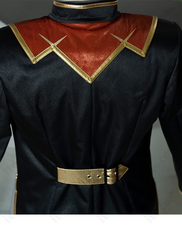 外套背面ベルトの接写。後ろ姿のアクセントとなるベルトパーツの質感と取り付け位置。