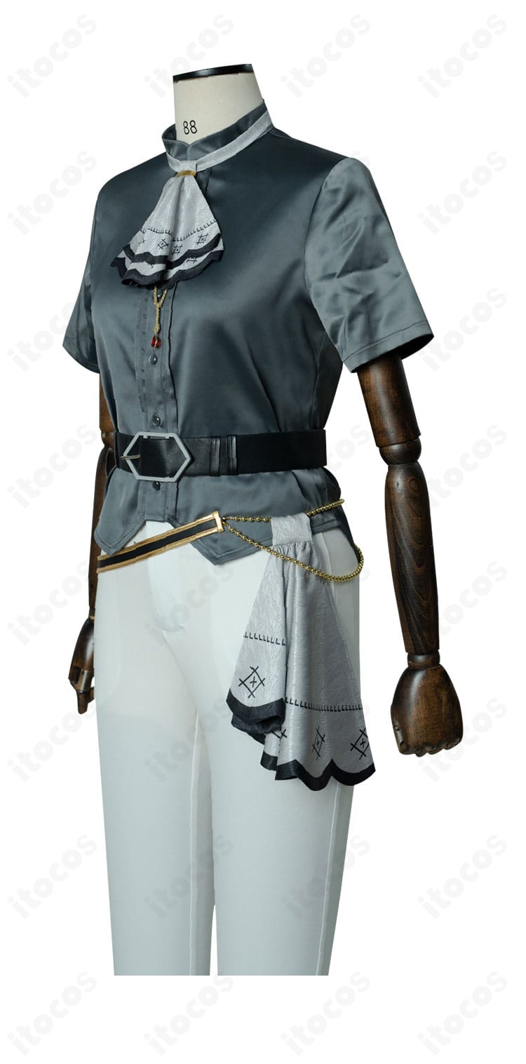 インナー半袖シャツの前面ディテール。刺繍と装飾ラインの配置を接写で示した写真。