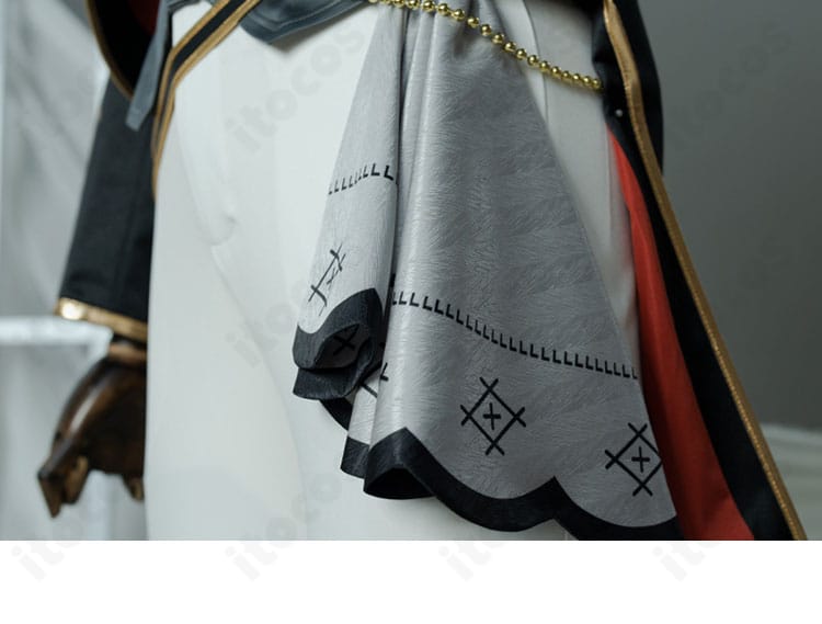 腰部刺繍の接写。細かな刺繍モチーフとステッチの密度を確認できるディテール写真。