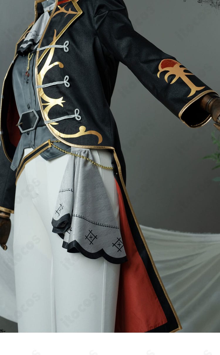 側面ディテール。コートのサイドラインと装飾の位置関係が分かる写真。