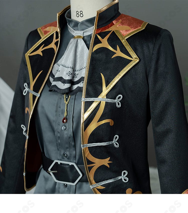 外套の襟周りディテール。上品な襟の形状と縁取りの仕上げが分かる近接カット。