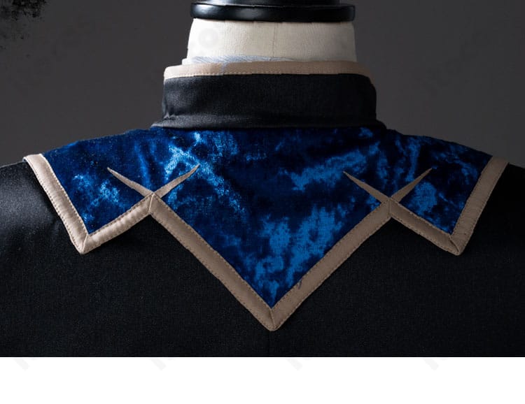 外套背面肩の装飾クローズアップ。ショルダーの立体裁断と金装飾の仕立ての良さを提示。