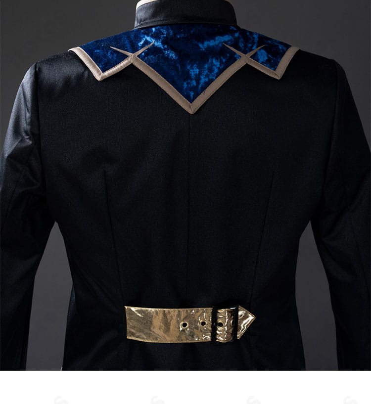 コート背面の装飾詳細。背中心のライン取りと装飾の位置関係、ドレープ感を強調。