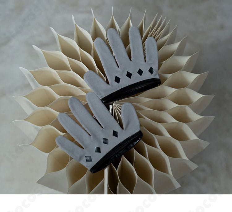 付属手袋のディテール。甲部の装飾とフィットする裁断でコーデの完成度を底上げ。