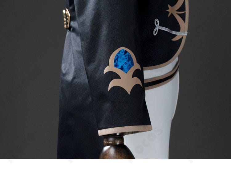 袖口装飾のディテール。トリムの配色と刺繍ライン、手首まわりの立体感を確認。