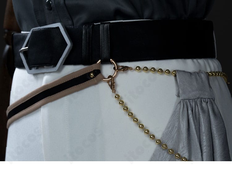 ウエストベルト装飾の詳細。金具とステッチ、長さ調整構造でフィット感を高める仕様。
