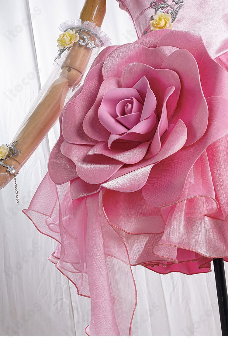 腰の花飾りディテール｜立体感あるフラワー装飾の質感