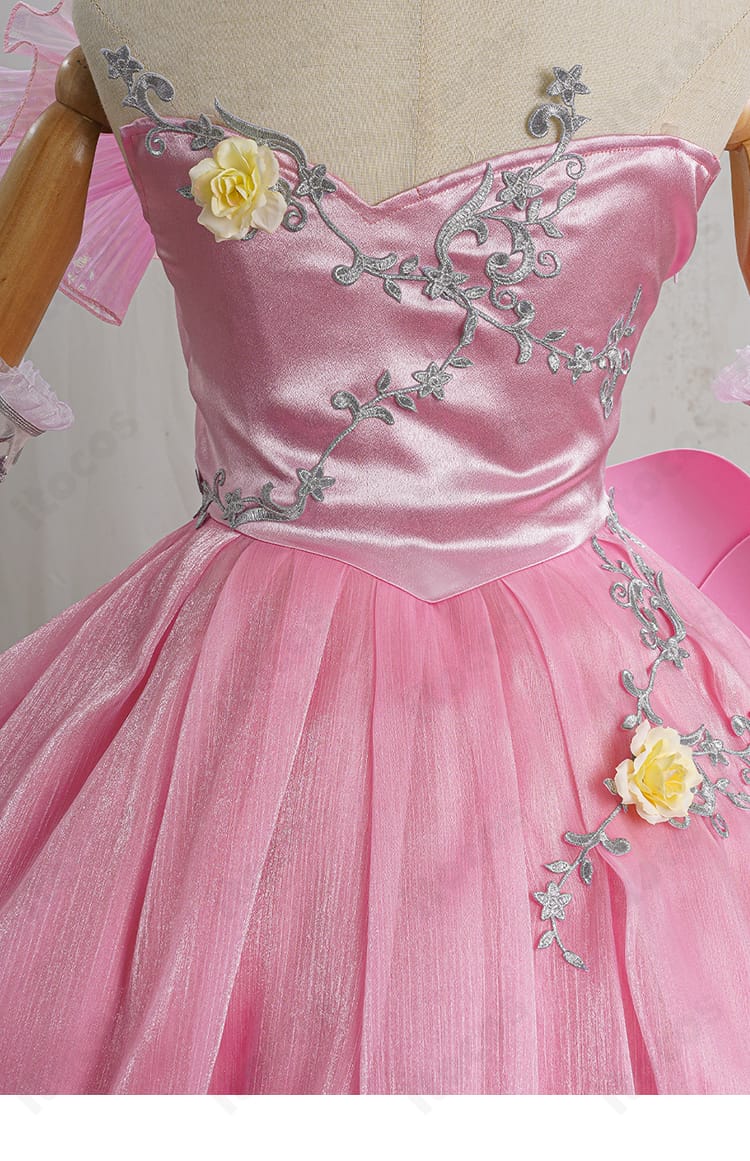 正面装飾の近接カット｜胸飾りと刺繍の構成