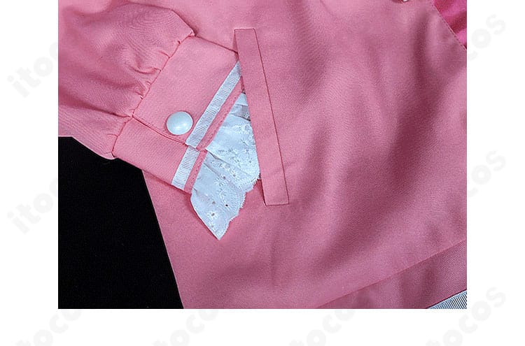 浅黄ムツキ衣装のコート・ポケット部分のディテール。ステッチやフラップ形状など、実用性と再現性を示す近接カット。