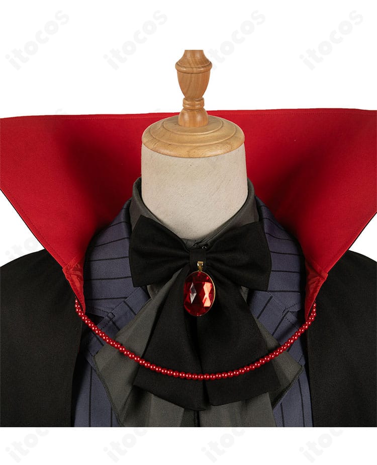 蝶ネクタイのクローズアップ。顔周りを引き締めるアクア吸血鬼衣装のアクセント。