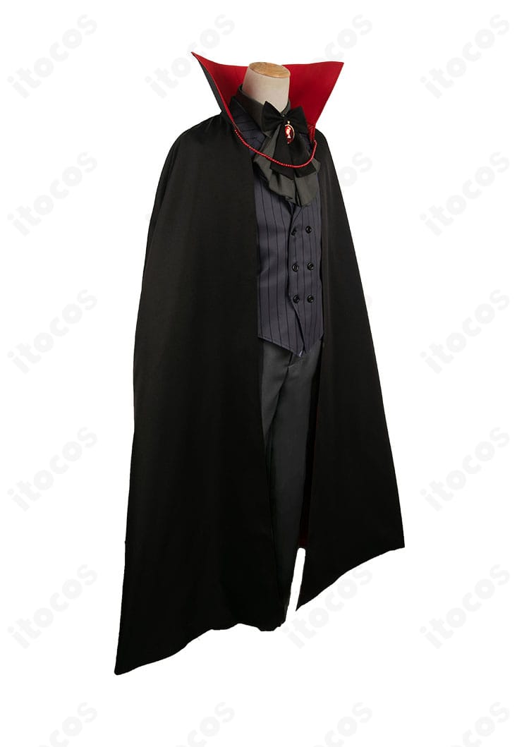 右側面のディテール。マントの落ち感とベストのラインが際立つアクアの黒ヴァンパイア衣装。