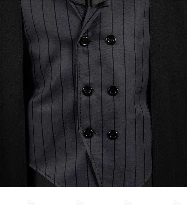 ラペル（門襟）の細部。シャツとベストの重なりが映えるアクアの特徴的デザイン。