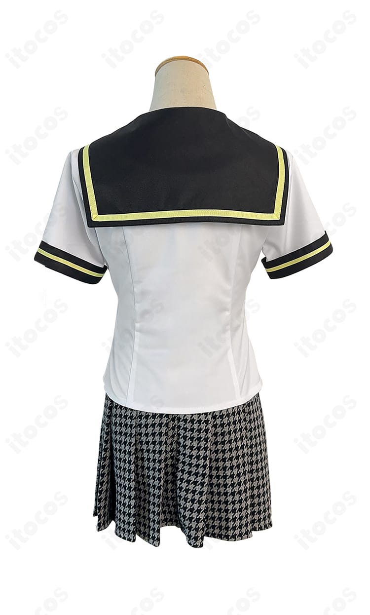 ペルソナ4 久慈川りせ コスプレ衣装の背面。背中のラインと後ろ姿のシルエットが分かるカット