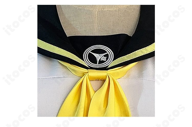 ペルソナ4 久慈川りせ コスプレ衣装の襟元ディテール。刺繍風意匠と端処理の丁寧さを示すアップ