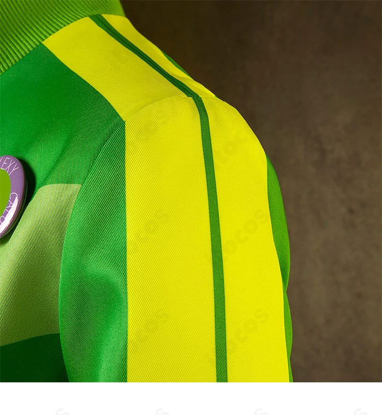 里中千枝 夏服コスプレ衣装の肩・袖ディテール。シンプルな意匠とエレガントなラインを拡大